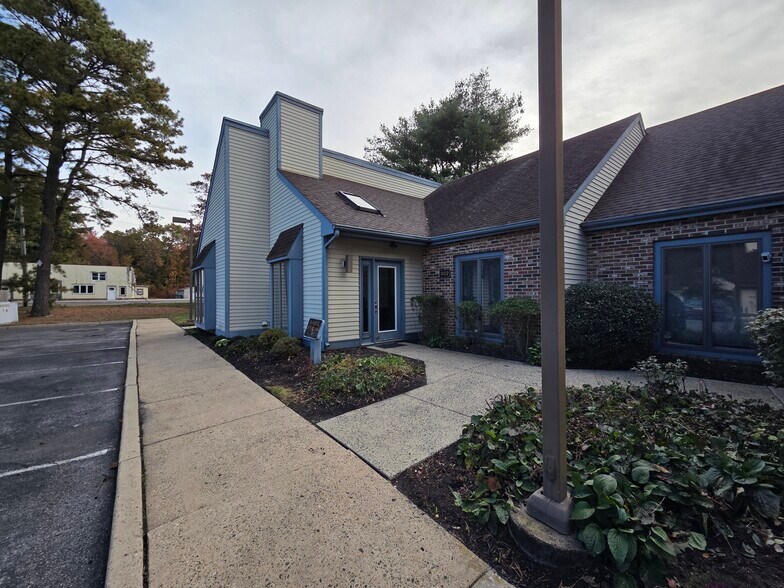 146 Lakeview Dr S, Gibbsboro, NJ à vendre - Photo du bâtiment - Image 2 de 4