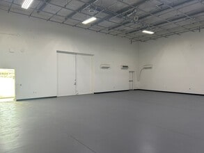 42650 Melanie Pl, Palm Desert, CA for lease Interior Photo- Image 2 of 4