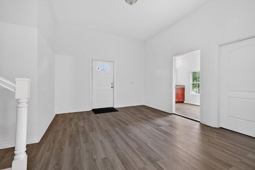105 W Columbus Dr, Tampa, FL à vendre - Photo intérieure - Image 3 de 24
