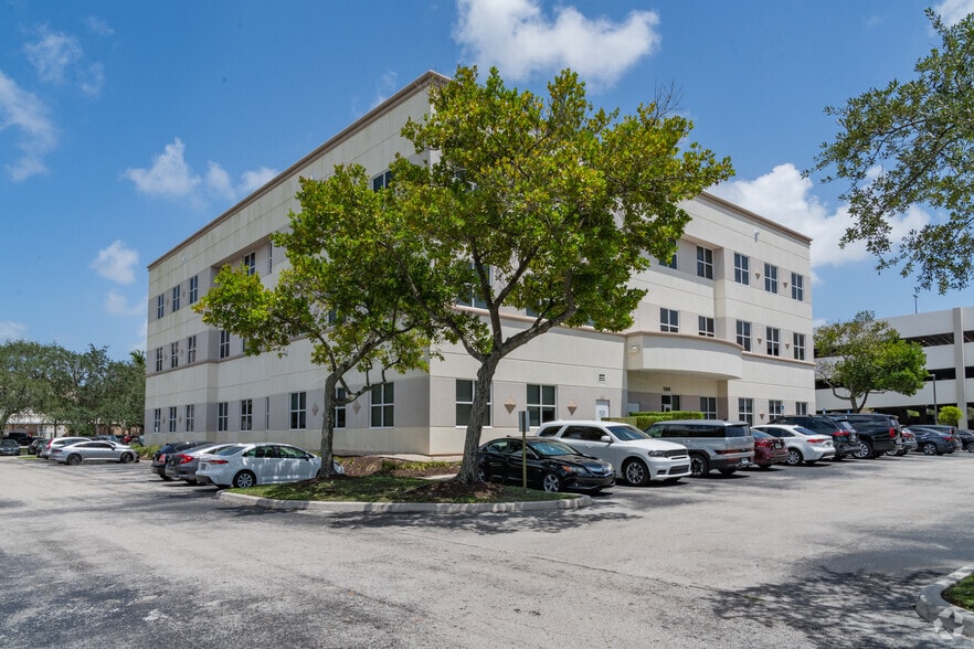 5901 Colonial Dr, Margate, FL à louer - Photo du bâtiment - Image 3 de 3