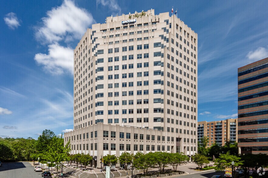 1100 N Glebe Rd, Arlington, VA for lease - Primary Photo - Image 1 of 8