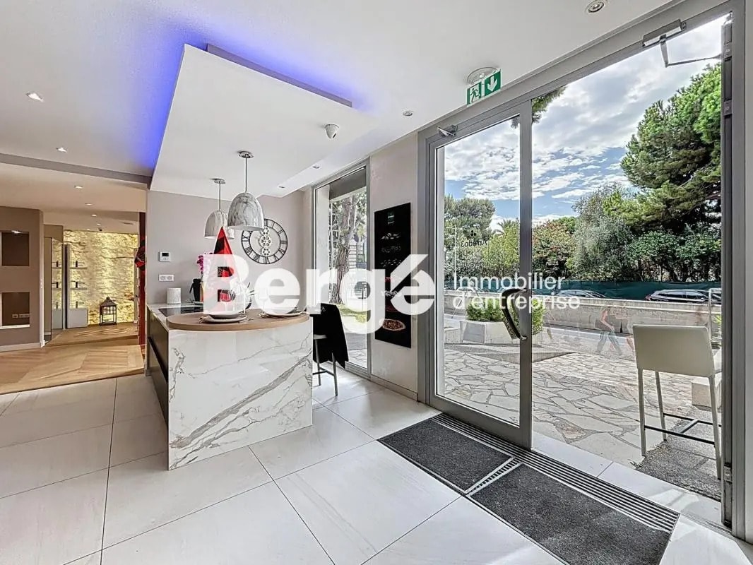 Retail in Saint-Laurent-du-Var for lease Interior Photo- Image 1 of 9