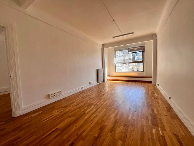 94 Rue Saint-Lazare, Paris for lease - Interior Photo - Image 3 of 17
