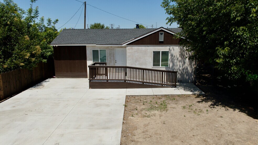 1012 E Mineral King Ave, Visalia, CA à vendre - Photo du bâtiment - Image 2 de 24