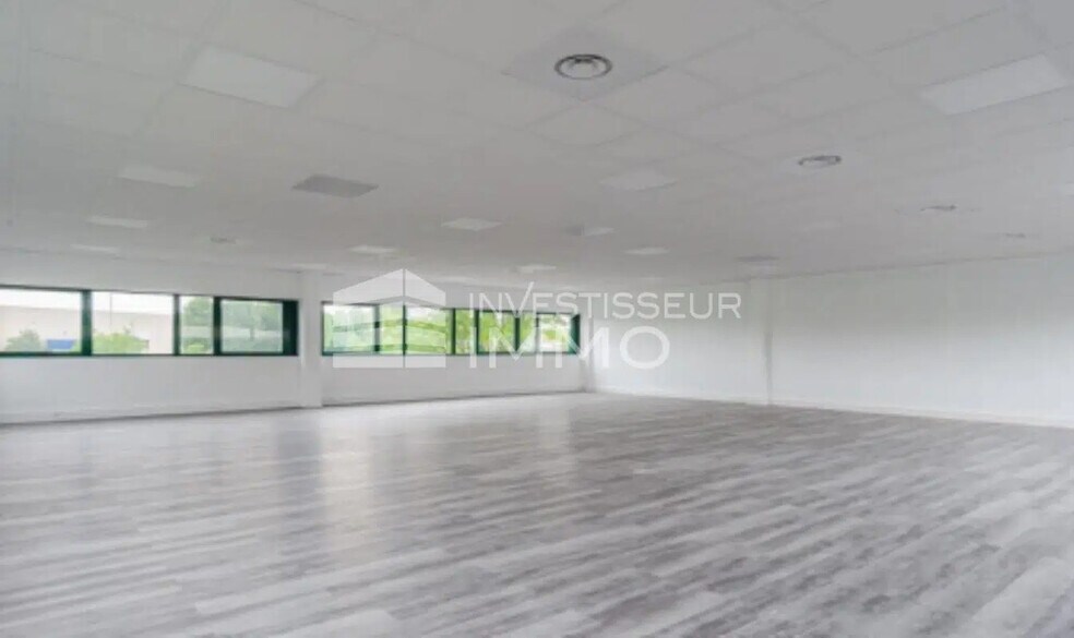 Office in Gennevilliers for lease - Interior Photo - Image 1 of 4