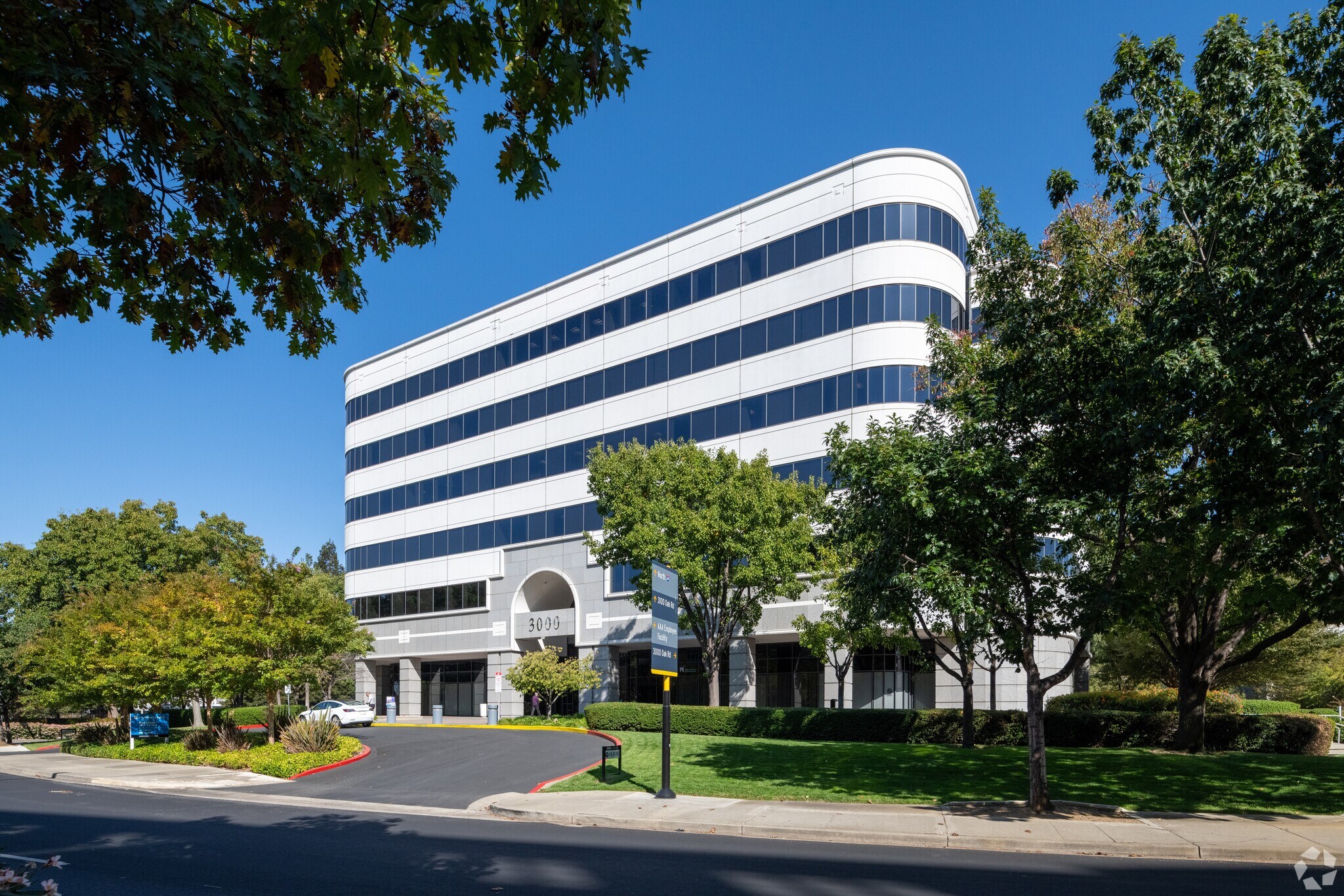 3000 Oak Rd, Walnut Creek, CA à louer Photo du bâtiment- Image 1 de 8