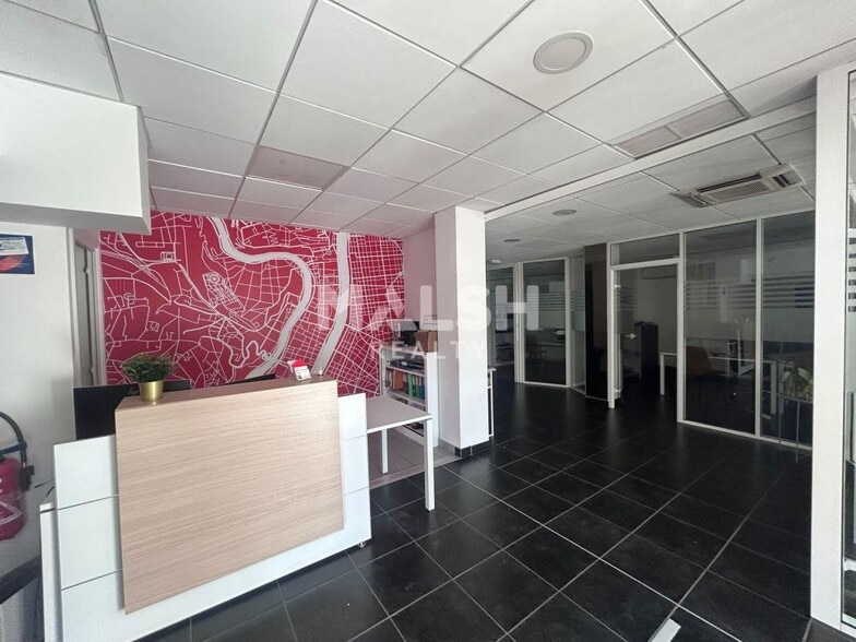 29 Place Jules Grandclément, Villeurbanne for sale - Interior Photo - Image 1 of 10