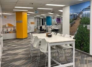 5090 Explorer Dr, Mississauga, ON à louer Photo intérieure- Image 2 de 3