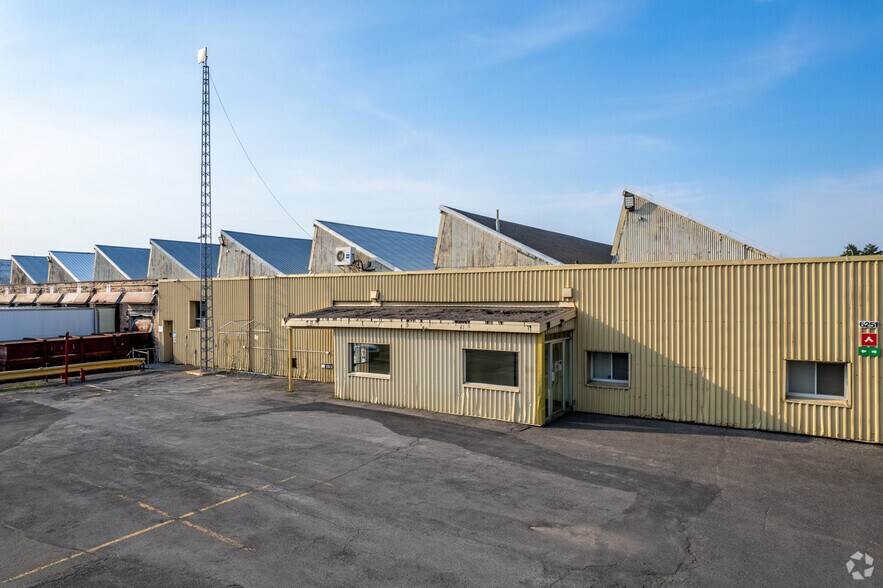 6251-6263 Rue Notre-Dame E, Montréal, QC à vendre - Photo du bâtiment - Image 1 de 1