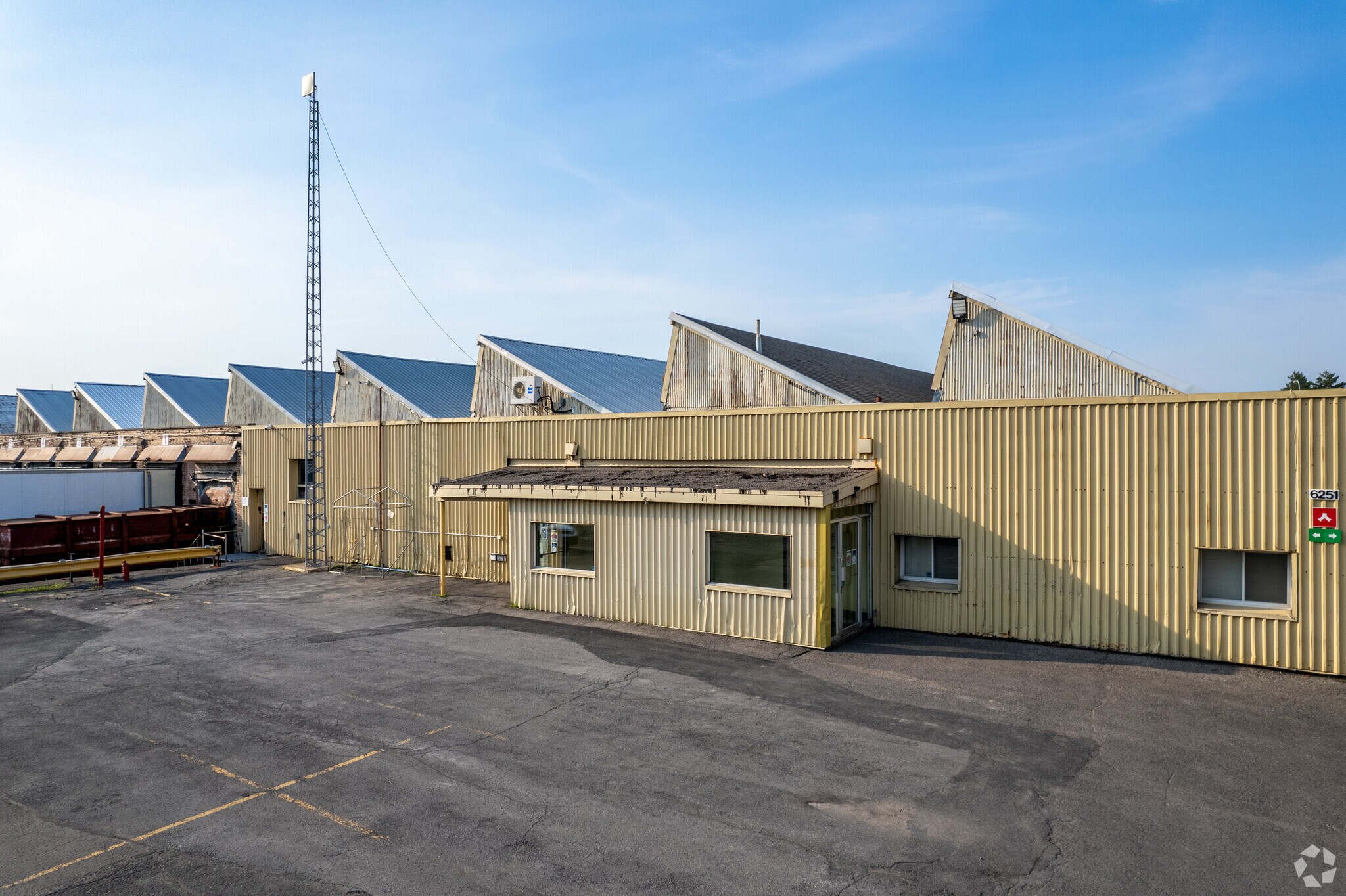 6251-6263 Rue Notre-Dame E, Montréal, QC à vendre Photo du bâtiment- Image 1 de 1