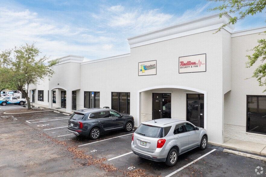 5 unit Industrial Condos portfolio of 3 properties for sale on LoopNet.ca - Building Photo - Image 3 of 9