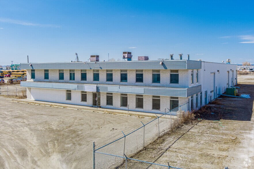 8715 48th St SE, Calgary, AB à vendre - Photo du bâtiment - Image 2 de 4