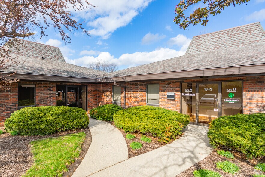 1803 Hicks Rd, Rolling Meadows, IL à louer - Photo du bâtiment - Image 3 de 9