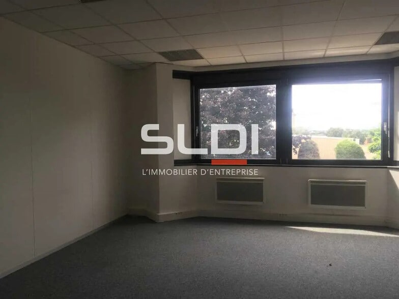 Office in Saint-Quentin-Fallavier for lease - Interior Photo - Image 2 of 7