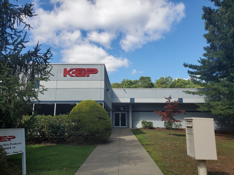 10 Industrial Way E, Eatontown, NJ à louer - Photo du bâtiment - Image 2 de 13