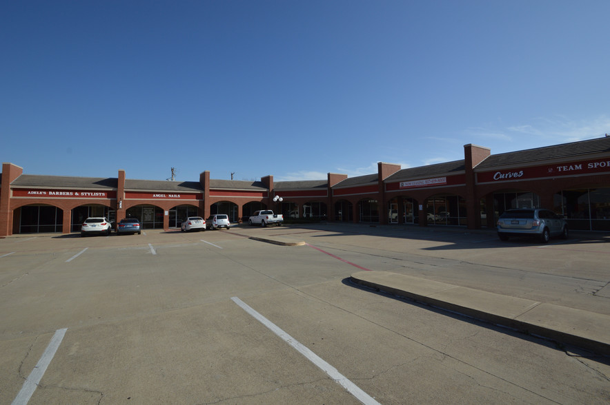 675-691 W Pioneer Pky, Grand Prairie, TX for lease - Building Photo - Image 2 of 3