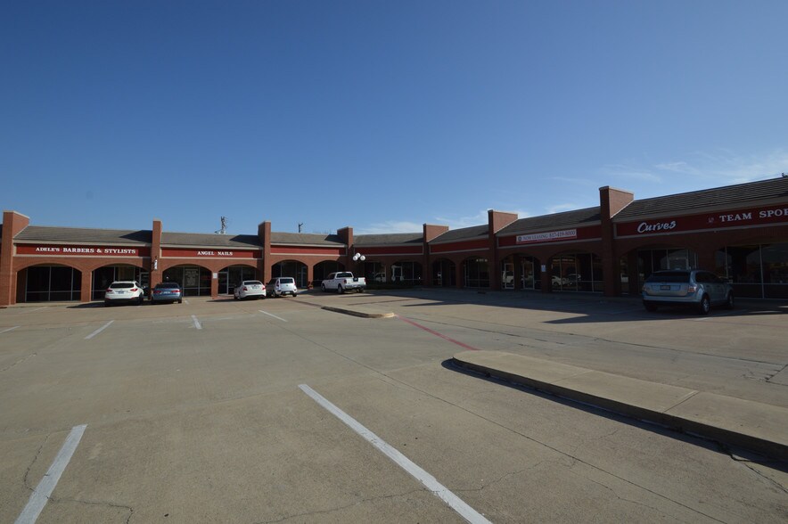 675-691 W Pioneer Pky, Grand Prairie, TX à louer - Photo du bâtiment - Image 2 de 3