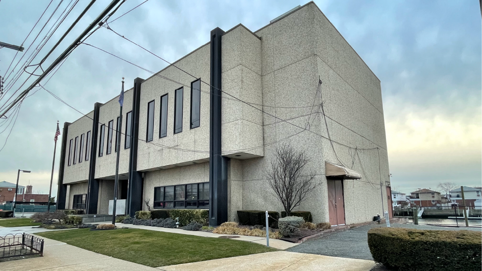 15829 Cross Bay Blvd, Howard Beach, NY à louer - Photo du bâtiment - Image 3 de 8