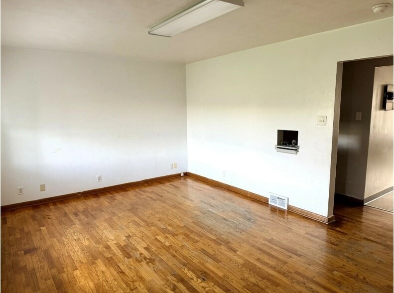 213 Clark Ave, Cape Girardeau, MO for lease - Interior Photo - Image 2 of 12