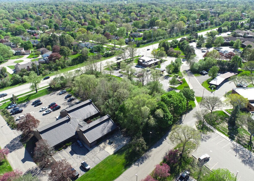 41628 Six Mile Rd, Northville, MI à vendre - Photo du bâtiment - Image 3 de 17