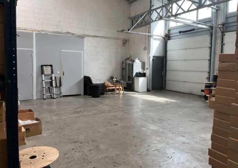 Office in Vénissieux for lease - Interior Photo - Image 1 of 3