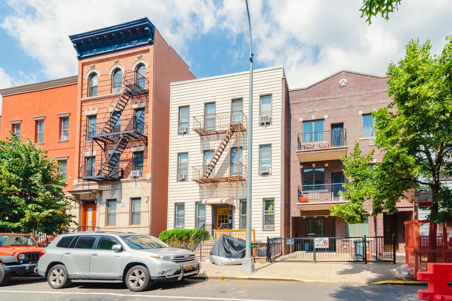 590 Leonard St, Brooklyn, NY for sale - Primary Photo - Image 1 of 1