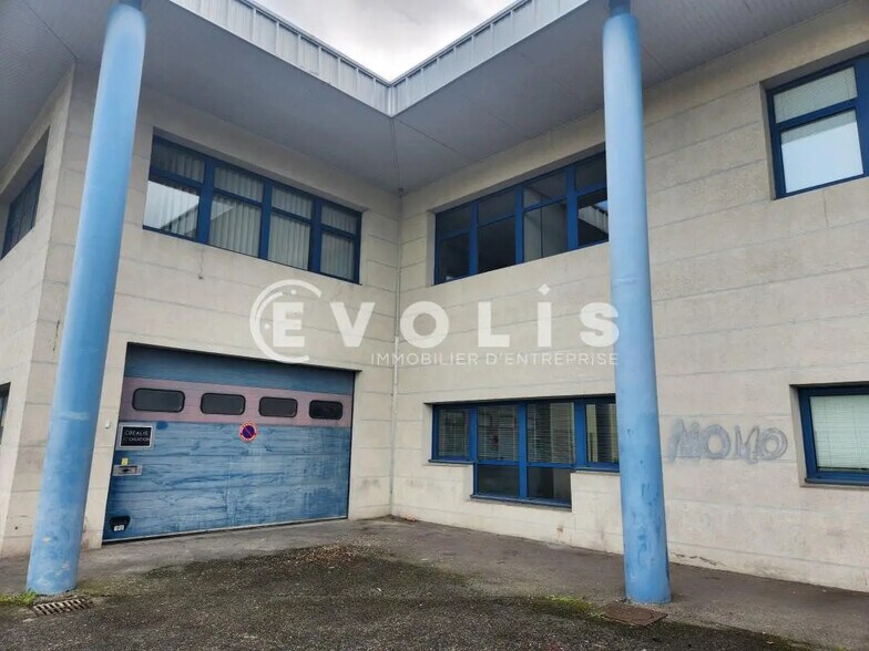 Office in Bron for lease - Building Photo - Image 1 of 20