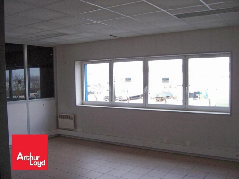 Flex in Chartres for lease - Building Photo - Image 2 of 5