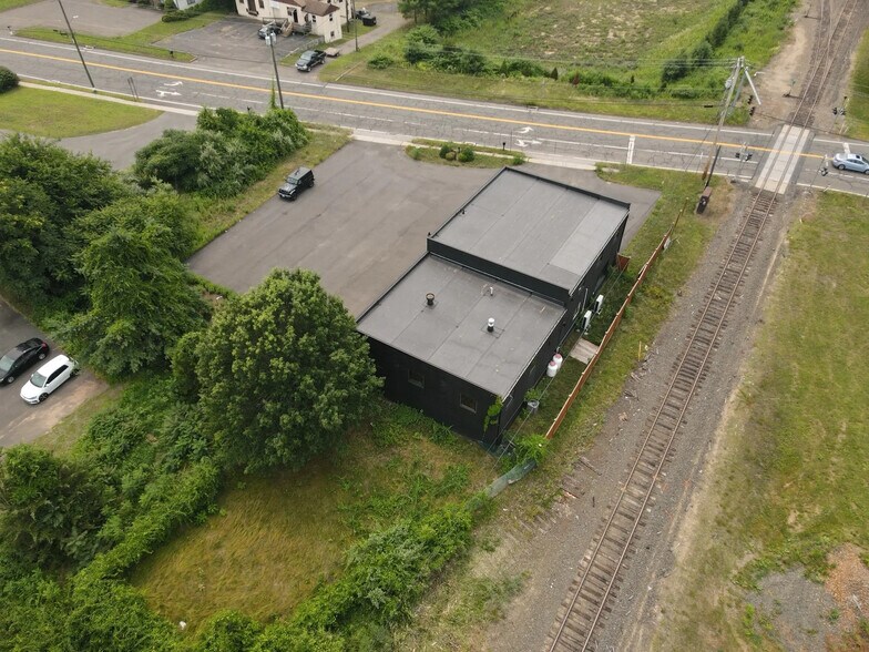240 Chapel Rd, South Windsor, CT à vendre - Photo du bâtiment - Image 3 de 11