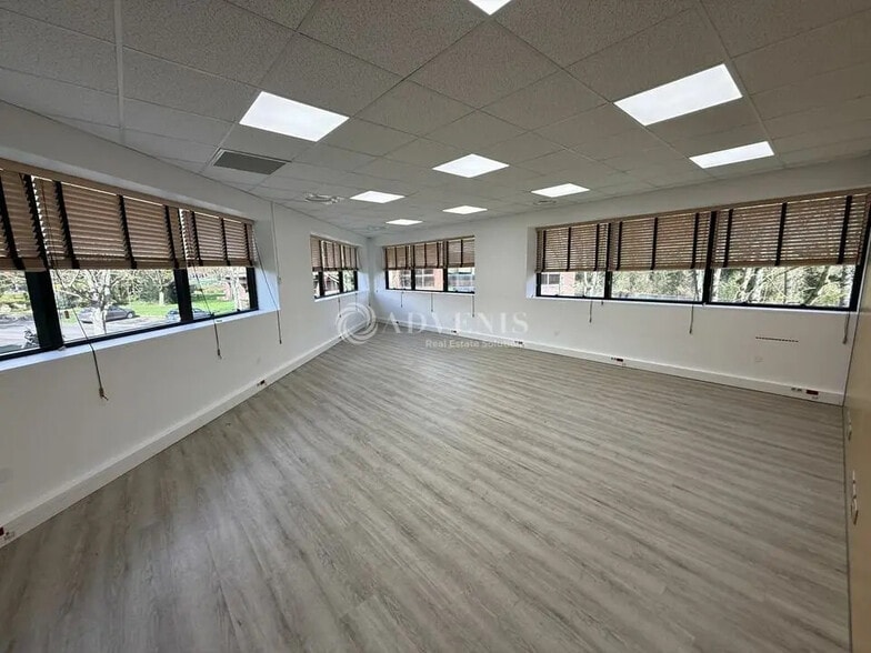 Bureau dans Champs-sur-Marne à louer - Photo intérieure - Image 2 de 10