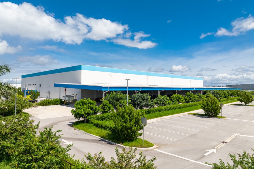 10910 NW 144th St, Hialeah, FL for lease - Primary Photo - Image 1 of 5