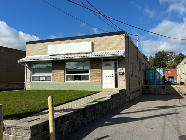 Plus de détails pour 38 Chauncey Ave, Toronto, ON - Industriel à vendre