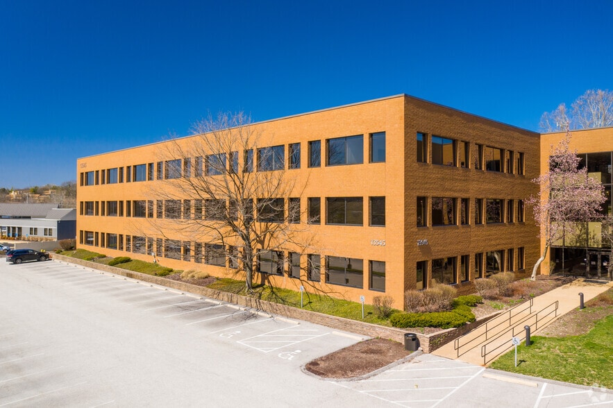 13545 Barrett Parkway Dr, Ballwin, MO for lease - Building Photo - Image 2 of 5