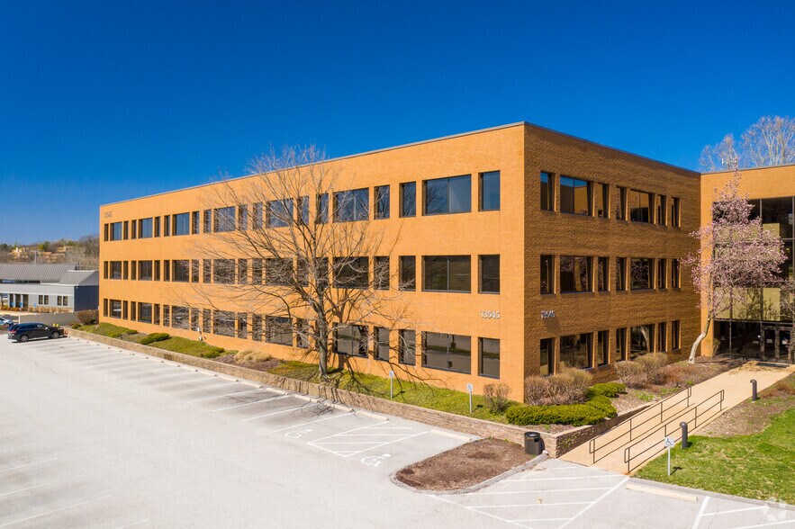 13545 Barrett Parkway Dr, Ballwin, MO à louer - Photo du bâtiment - Image 2 de 5