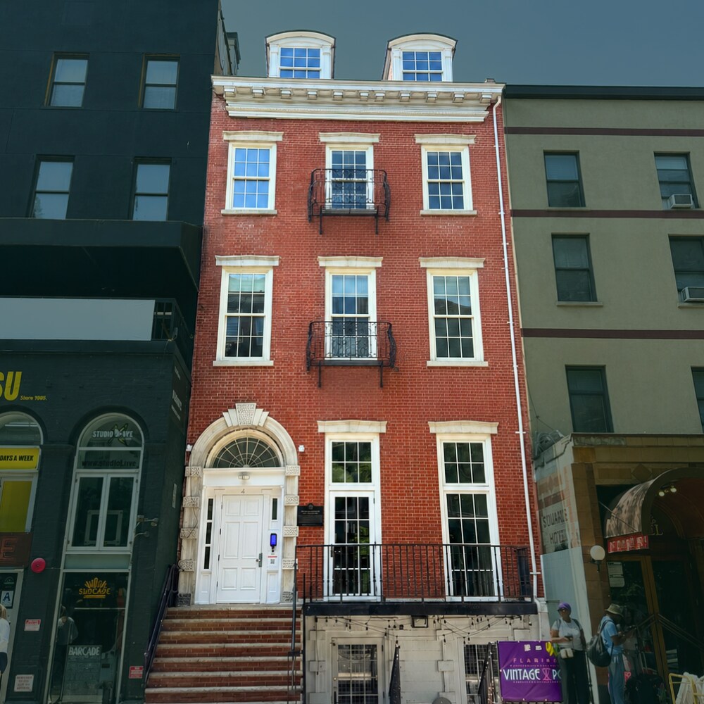 4 St Marks Pl, New York, NY à vendre Photo du bâtiment- Image 1 de 7