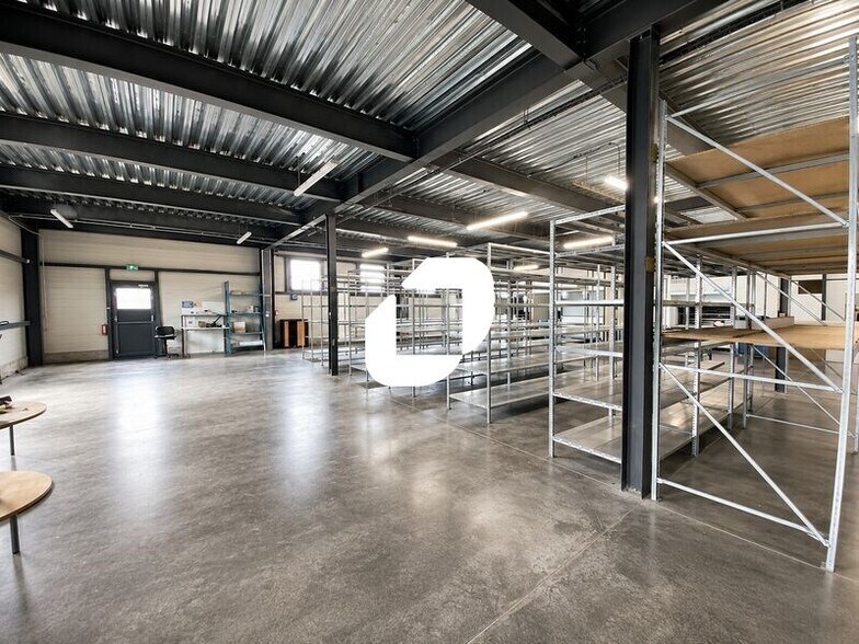 Flex in Méré for lease - Interior Photo - Image 2 of 9