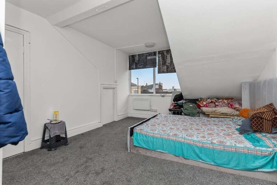 305 Romford Rd, Londres à vendre - Photo du bâtiment - Image 2 de 9