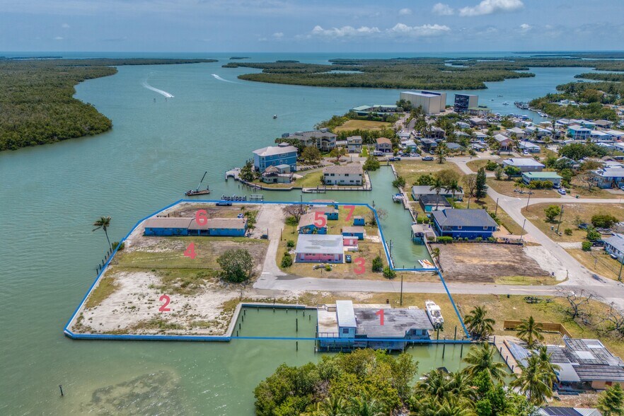 301-305 Pear Tree Ave & 107, 108, 109, 110, 111 East Ct., Goodland, FL à vendre - Photo du bâtiment - Image 3 de 4