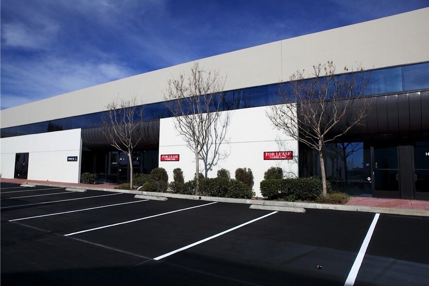 1912 N Batavia St, Orange, CA à louer - Photo du bâtiment - Image 3 de 5