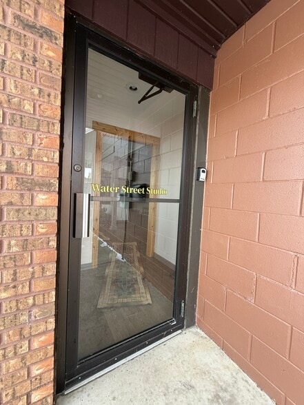 106 Water St, Lake Mills, WI à vendre - Photo principale - Image 1 de 22