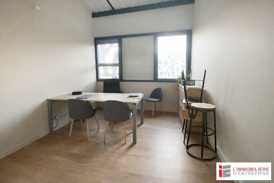 Flex in Rennes for lease - Interior Photo - Image 3 of 9
