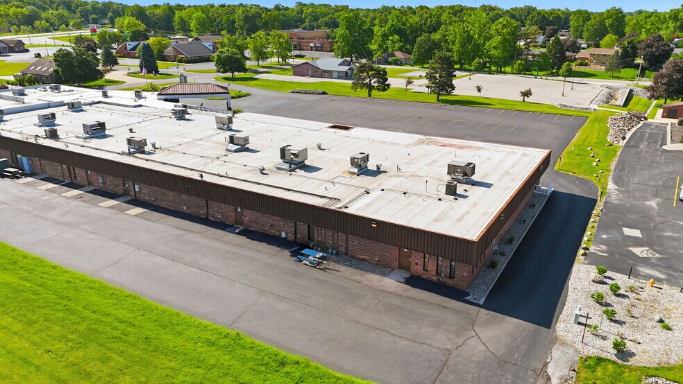 2235 Dubois Dr, Warsaw, IN à vendre - Photo du bâtiment - Image 3 de 17