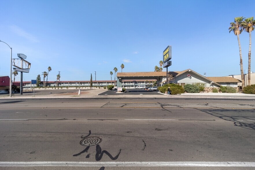 1243 E Main St, Barstow, CA à vendre - Photo du bâtiment - Image 2 de 39