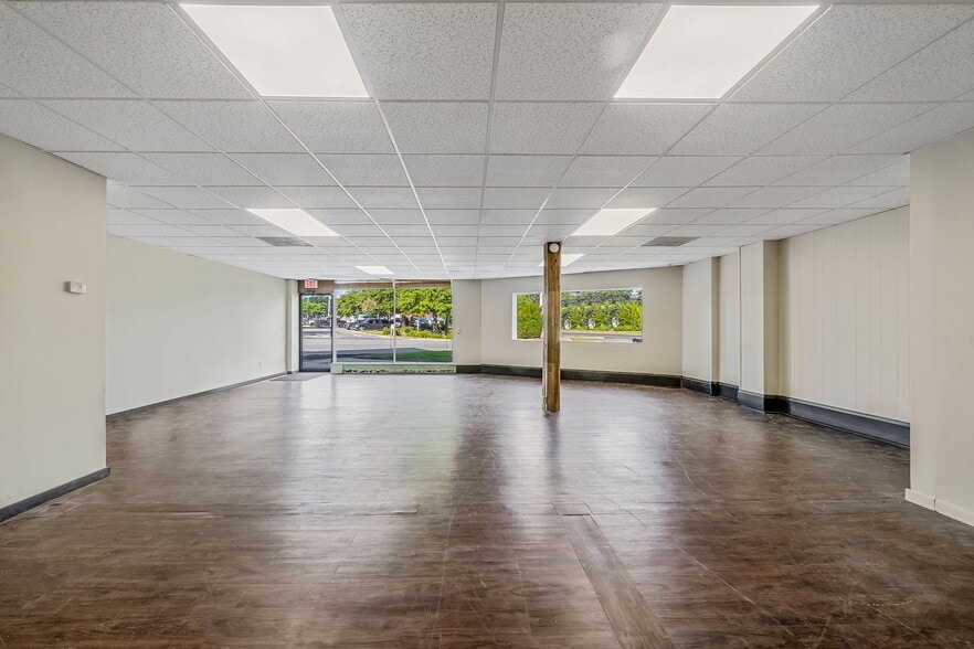 10200 Main Rd, Mattituck, NY à louer - Photo du bâtiment - Image 3 de 24