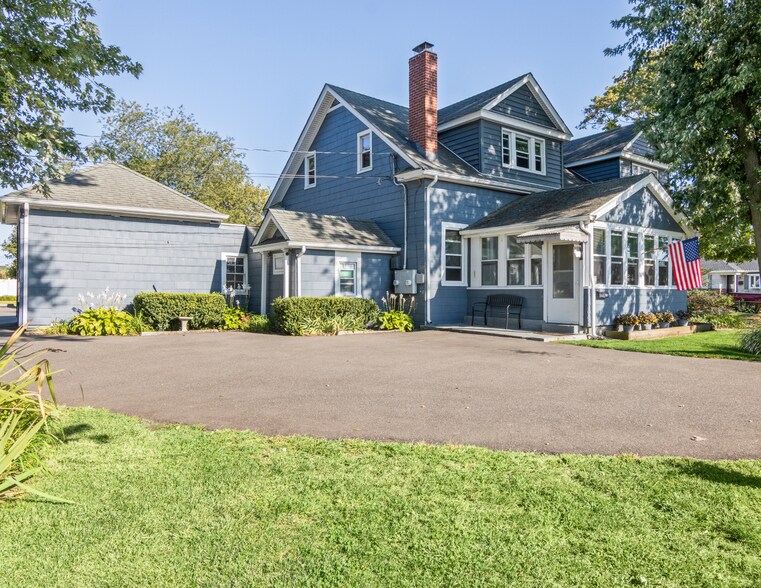 2 Manchester Dr, Massapequa, NY à vendre - Photo du bâtiment - Image 2 de 10