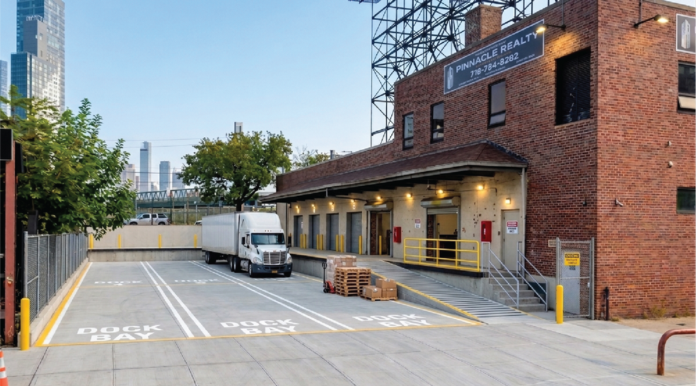 30-35 Thomson Ave, Long Island City, NY à louer - Photo du bâtiment - Image 3 de 9
