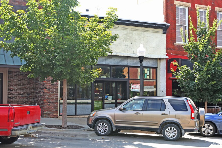 812 Massachusetts St, Lawrence, KS à louer - Photo du bâtiment - Image 2 de 5