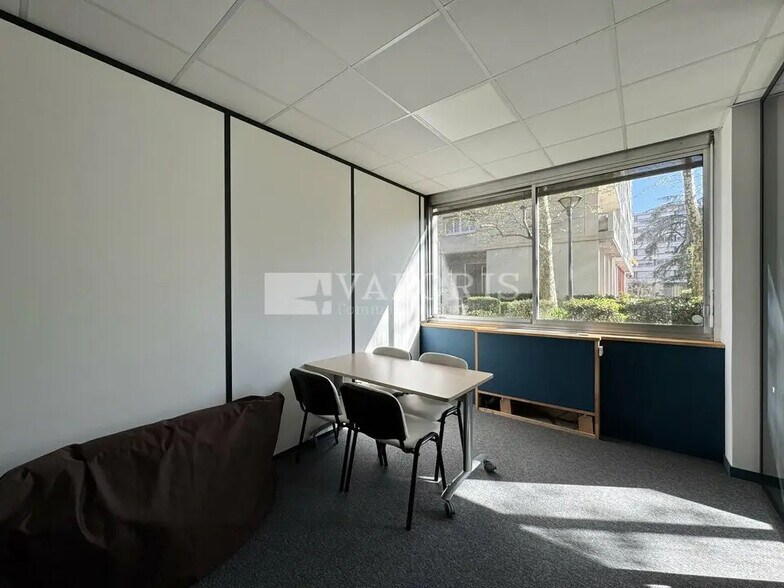 Bureau dans Villeurbanne à louer - Photo du bâtiment - Image 3 de 4