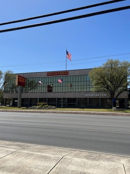 301 Junction Hwy, Kerrville, TX à louer - Photo du bâtiment - Image 3 de 12