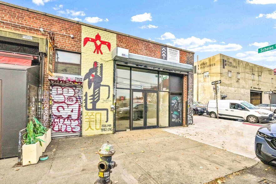 282 Scholes St, Brooklyn, NY à louer - Photo du bâtiment - Image 3 de 10
